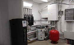 Sistema solare termico per acs e integrazione riscaldamento, pompa di calore, impianto radiante pavimento per riscaldamento e raffrescamento